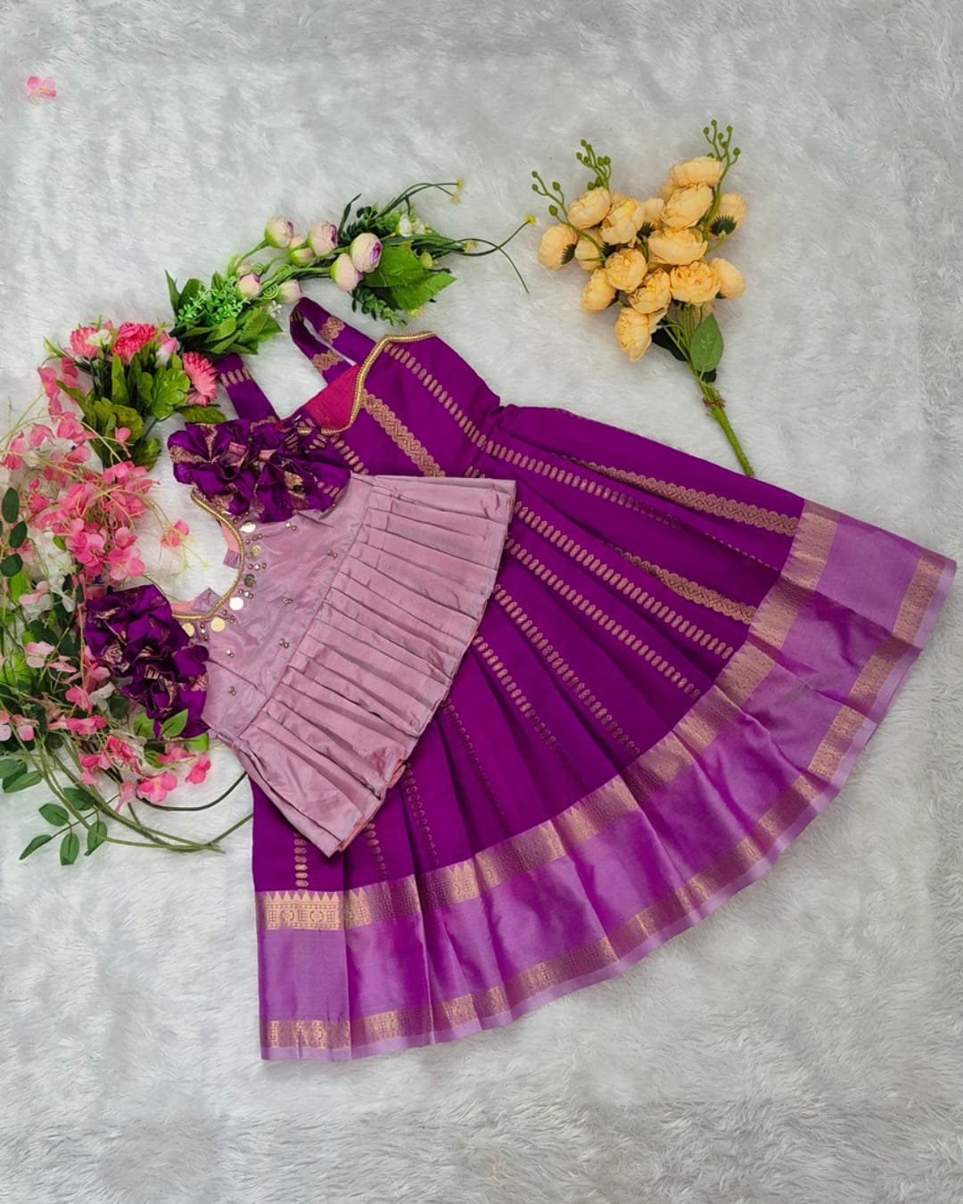 Traditional Set in an elegant Pink and Gold color combination.