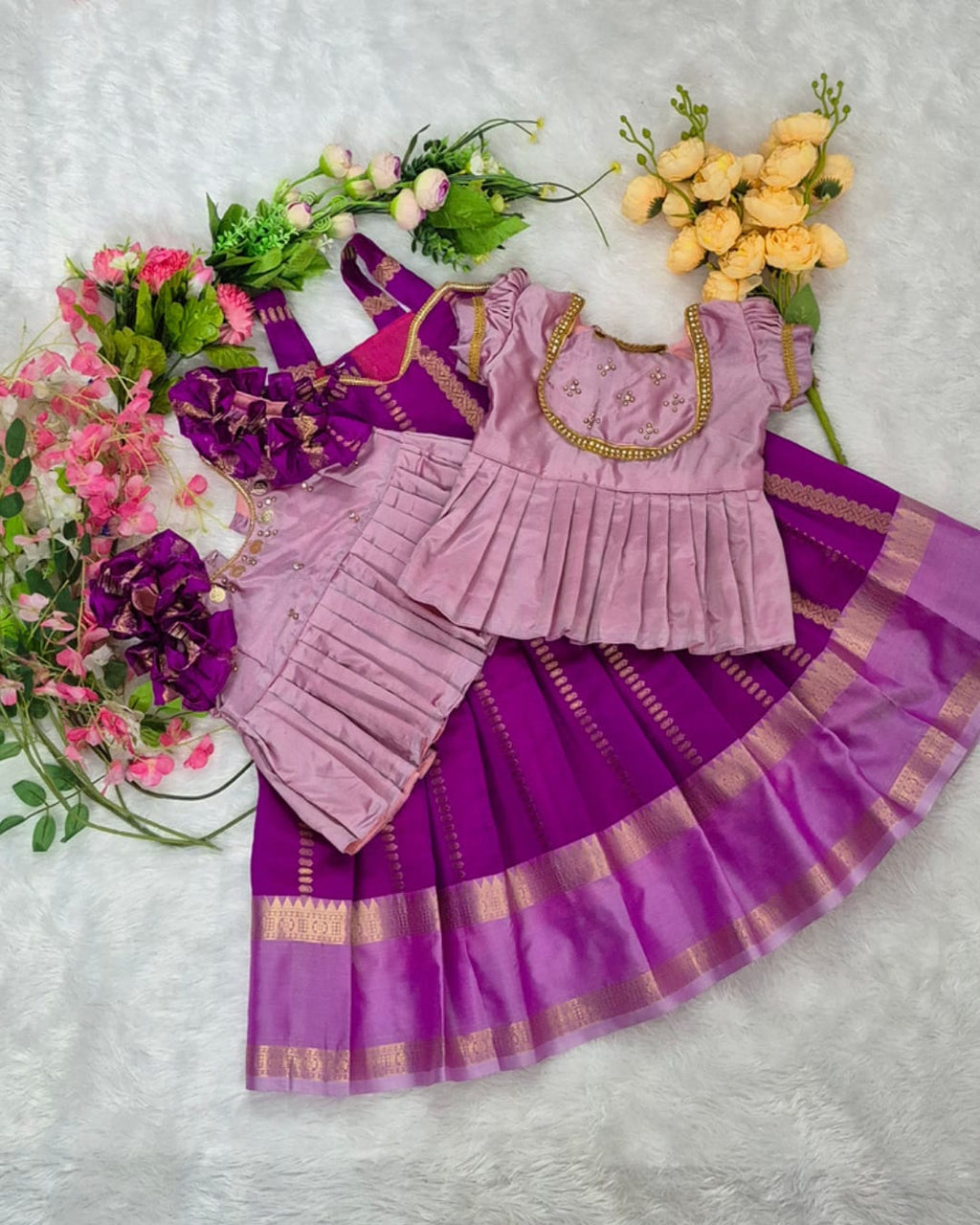 Traditional Set in an elegant Pink and Gold color combination.