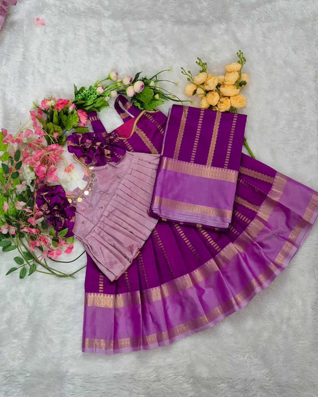 Traditional Set in an elegant Pink and Gold color combination.